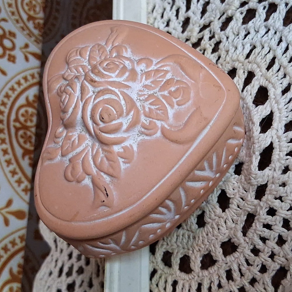Vintage Heart-Shaped Decorative Box - Picture 4 of 4